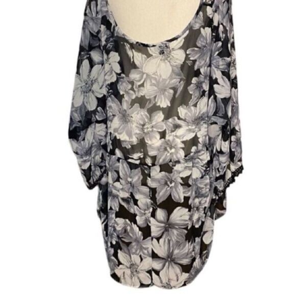 Torrid Wm’s Sz 4 Grey Black White Deep V Hi Lo Sheer Pull Over Blouse - Picture 3 of 3